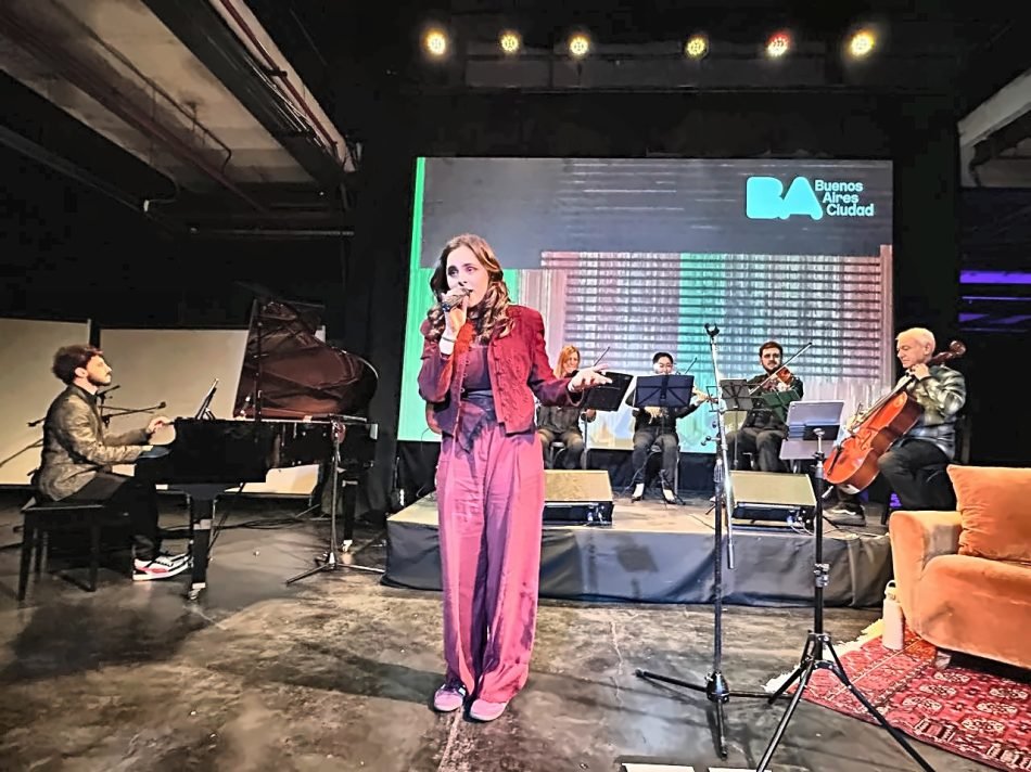 X-Strings junto a Valen Otero, ensamble completo