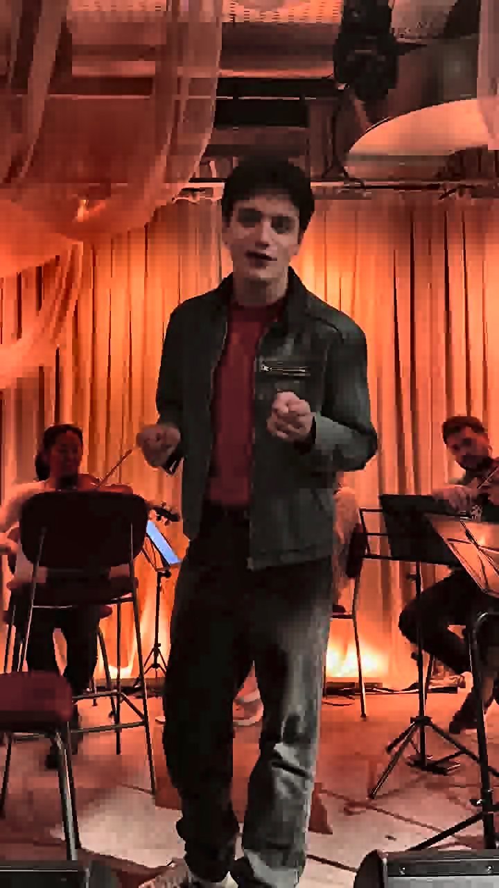 Joaco Burgos cantando en vivo con X-Strings en el homenaje a Luis Alberto Spinetta